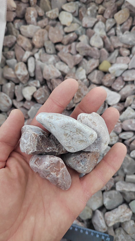 Kamenclub.ru: Мраморная крошка (щебень галтованный розовый) фр.20-40 мм.  купить в Ростове-на-Дону мрамор розовый, красный оголтованный округлый щебень  15000 руб/т   фото КАМЕНЬ КЛУБ