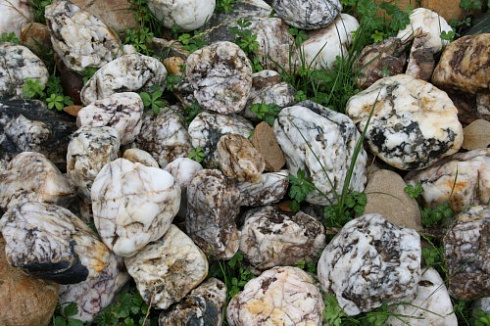 Kamenclub.ru: Кварцевый валунчик фр.100-300 мм.  купить в Ростове-на-Дону кварц белый, бежевый молочный рыжий крупный природный камень галечник 7850 руб/т   фото КАМЕНЬ КЛУБ