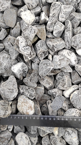 Kamenclub.ru: Щебень галтованный черный (мрамор) фр.40-70 мм.  купить в Ростове-на-Дону мрамор черный с белыми прожилками, черный, белый щебень галтованный округлый 13500 руб/т   фото КАМЕНЬ КЛУБ