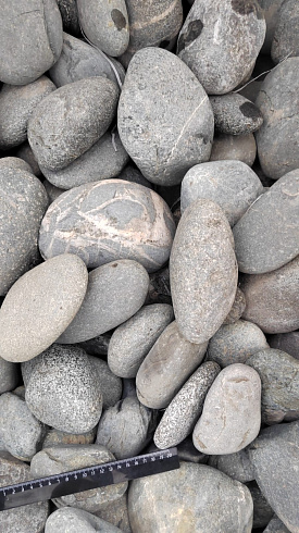 Kamenclub.ru: Галька речная окат (темно-серая) фр. 70-150 мм. купить  в Ростове-на-Дону галька речная темно-серая, синяя, серая речная галька округлая  8000 руб/т   фото КАМЕНЬ КЛУБ