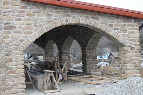 Kamenclub.ru: Песчаник для строительства и кладки блочный (фр 100-200 мм)  купить в Ростове-на-Дону песчаник бежевый серый рыжий валун мелкий для строительства песчаник 6500 руб/т   фото КАМЕНЬ КЛУБ