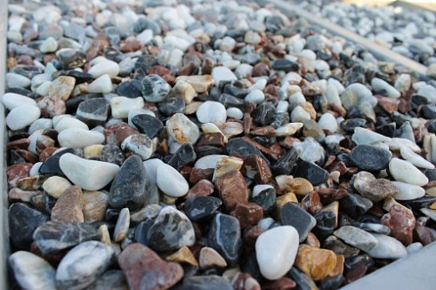 Kamenclub.ru: Мраморная крошка (щебень галтованный микс:белый-черный-розовый-медовый) фр.10-20 мм.  купить в Ростове-на-Дону мрамор белый, медовый, черный, розовый мраморный декоративный ландшафтный окатанный округлый галтованный щебень 15500 руб/т   фото КАМЕНЬ КЛУБ