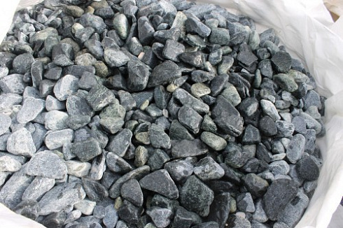 Kamenclub.ru: Щебень галтованный зеленый (змеевик) фр. 50-100 мм.  купить в Ростове-на-Дону галтовка мраморная зеленый, салатовый мрамор 12 500 руб/т   фото КАМЕНЬ КЛУБ