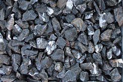 Kamenclub.ru: Щебень крошка черный (мрамор) фр. 5-10 мм.  купить в Ростове-на-Дону мрамор черный с белыми прожилками, черный, белый мраморная крошка декоративная ландшафтная 11000 руб/т   фото КАМЕНЬ КЛУБ