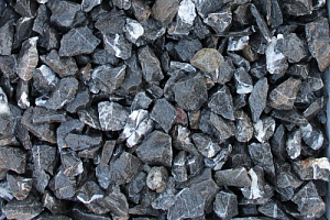 Kamenclub.ru: Щебень крошка черный (мрамор) фр. 5-10 мм.  купить в Ростове-на-Дону мрамор черный с белыми прожилками, черный, белый мраморная крошка декоративная ландшафтная 11000 руб/т   фото КАМЕНЬ КЛУБ