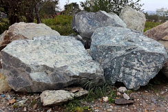 Kamenclub.ru: Змеевик скальник фр. 500-1500 мм.  купить в Ростове-на-Дону змеевик зеленый серый черный глыба скальная колотая 7500 руб/т   фото КАМЕНЬ КЛУБ