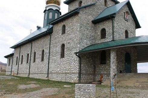 Kamenclub.ru: Галька речная плоская (бело-серая) фр. 100-200-300 мм. купить  в Ростове-на-Дону галька речная плоская серый, белый, бело-серый, серо-белый речная галька плоская  9000 руб/т   фото КАМЕНЬ КЛУБ