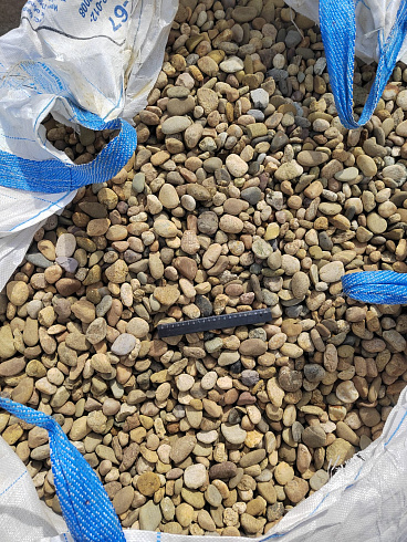 Kamenclub.ru: Галька речная окат рыжая фр. 20-40 мм. купить  в Ростове-на-Дону галька речная окатанная рыжая желтая серая округлая речная галька 5000 руб/т   фото КАМЕНЬ КЛУБ