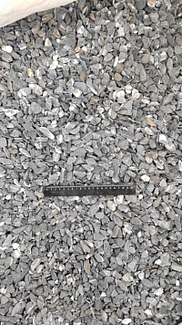 Kamenclub.ru: Щебень галтованный черный (мрамор) фр.10-20 мм.  купить в Ростове-на-Дону мрамор черный с белыми прожилками, черный, белый окатанный округлый ландшафтный декоративный щебень 15000 руб/т   фото КАМЕНЬ КЛУБ