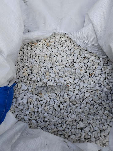 Kamenclub.ru: Мраморная крошка, щебень, цвет-белый, фр. 10-20 мм.  купить в Ростове-на-Дону мрамор белый, молочный айвори каменная ландшафтная декоративная крошка шебня 12000 руб/т   фото КАМЕНЬ КЛУБ