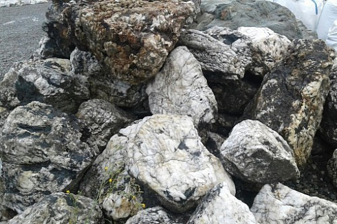 Kamenclub.ru: Черный гранит - кварцит фр. 500-1000 мм.  купить в Ростове-на-Дону гранит кварцит черный серый белый скальный колотый валун 9750 руб/т   фото КАМЕНЬ КЛУБ