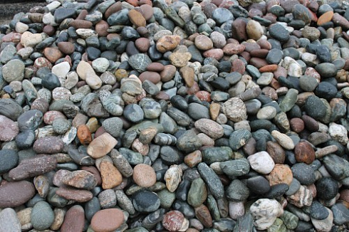 Kamenclub.ru: Галька окат (цветная картошка) фр. 50-100 мм. купить  в Ростове-на-Дону галька природная окатанная серый белый цветной синий темно-серый коричневый округлый галечник окатанный 6800 руб/т   фото КАМЕНЬ КЛУБ