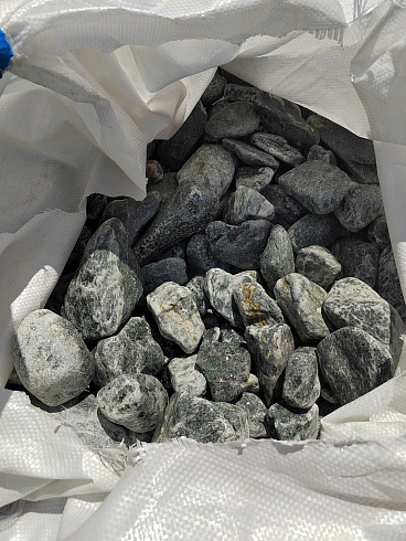 фото Галтованный жадеит (фр. 70-100 мм)  купить в Ростове-на-Дону в интернет-портале КАМЕНЬ КЛУБ