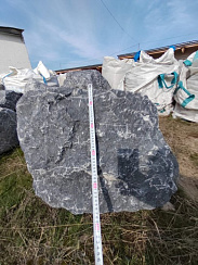 Kamenclub.ru: Черный мрамор скальник фр. 1000-1500 мм.  купить в Ростове-на-Дону мрамор черный белый серый крупный колотый валун ландшафтный 9000 руб/т   фото КАМЕНЬ КЛУБ