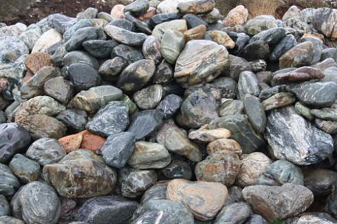 Kamenclub.ru: Ландшафтные валунчики фр.100-500 мм.  купить в Ростове-на-Дону крупный природный камень серый, темно-серый, светло-серый речной валун крупный 4800 руб/т   фото КАМЕНЬ КЛУБ