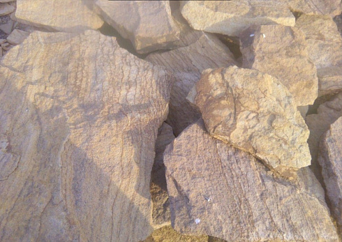 Kamenclub.ru: Песчаник пластушка "фонтанка" желтая (3,0 - 5,0 см)  купить в Ростове-на-Дону песчаник желтая, рыжий, желтый песчаник колотый рваный со сколом облицовочный 16200 руб/м3   фото КАМЕНЬ КЛУБ