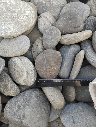 Kamenclub.ru: Галька речная плоская (ассорти) фр. 70-150 мм. купить  в Ростове-на-Дону галька галечник серый белый темно-серый синий светло-серый плоская природная галька  9000 руб/т   фото КАМЕНЬ КЛУБ