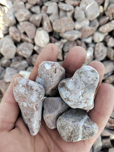 Kamenclub.ru: Мраморная крошка (щебень галтованный розовый) фр.20-40 мм.  купить в Ростове-на-Дону мрамор розовый, красный оголтованный округлый щебень  15000 руб/т   фото КАМЕНЬ КЛУБ