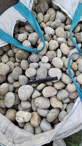 Kamenclub.ru: Галька речная окат (серо-белая) фр. 70-120 мм купить  в Ростове-на-Дону галька галечник бело-серая, серо-белая, серая, белая речная природная галька  8000 руб/т   фото КАМЕНЬ КЛУБ