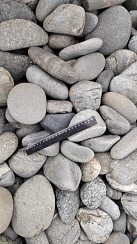 Kamenclub.ru: Галька речная окат (темно-серая) фр. 70-150 мм. купить  в Ростове-на-Дону галька речная темно-серая, синяя, серая речная галька округлая  8000 руб/т   фото КАМЕНЬ КЛУБ