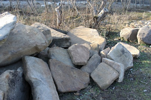 Kamenclub.ru: Песчаник плиты - плахи - пошаговые дорожки (фр. 70-150 мм)  купить в Ростове-на-Дону песчаник серый бежевый желтый зеленый колотый песчаник строительный 6500 руб/т   фото КАМЕНЬ КЛУБ