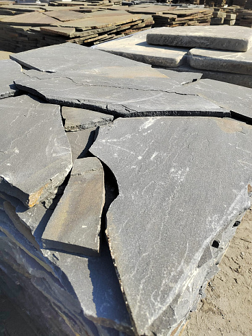 Kamenclub.ru: Песчаник пластушка светло-серый (3,0 см)  купить в Ростове-на-Дону песчаник светло-серый, серый песчаник рваный ландшафтный колотый 13800 руб/м3   фото КАМЕНЬ КЛУБ