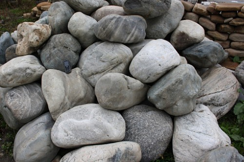 Kamenclub.ru: Речной валун Кабанчик фр.300-500 мм.  купить в Ростове-на-Дону крупный природный камень галька серый, темно-серый речной валун галечник масштабный 7000 руб/т   фото КАМЕНЬ КЛУБ