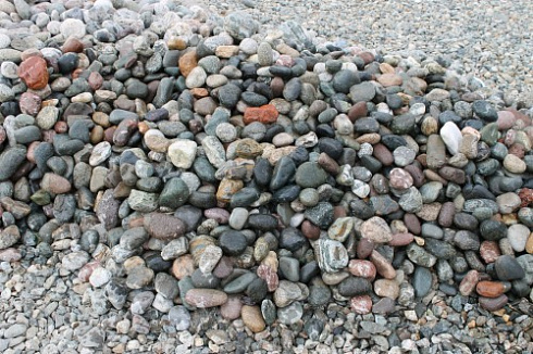 Kamenclub.ru: Галька окат (цветная картошка) фр. 50-100 мм. купить  в Ростове-на-Дону галька природная окатанная серый белый цветной синий темно-серый коричневый округлый галечник окатанный 6800 руб/т   фото КАМЕНЬ КЛУБ