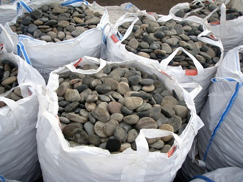 Kamenclub.ru: Галька речная плоская (ассорти) фр. 70-150 мм. купить  в Ростове-на-Дону галька галечник серый белый темно-серый синий светло-серый плоская природная галька  9000 руб/т   фото КАМЕНЬ КЛУБ