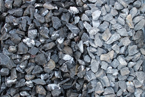 Kamenclub.ru: Щебень крошка черный (мрамор) фр. 20-40 мм.  купить в Ростове-на-Дону мрамор черный с белыми прожилками мраморная каменная крошка 11000 руб/т   фото КАМЕНЬ КЛУБ