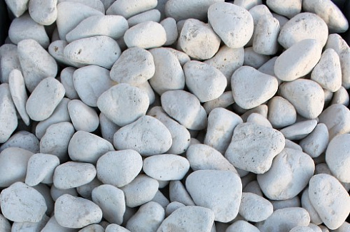 Kamenclub.ru: Мраморная крошка (щебень галтованный белый) фр.40-70 мм.  купить в Ростове-на-Дону мрамор белый молочный айвори окатанный округлый природный камень 17000 руб/т   фото КАМЕНЬ КЛУБ