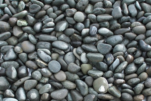 Kamenclub.ru: Галька речная окат (темно-серая) фр. 70-150 мм. купить  в Ростове-на-Дону галька речная темно-серая, синяя, серая речная галька округлая  8000 руб/т   фото КАМЕНЬ КЛУБ