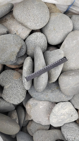 Kamenclub.ru: Галька речная плоская (темно-серая) фр. 70-150 мм. купить  в Ростове-на-Дону галечник природный темно-серый серый синий речная плоская природная окатанная  9000 руб/т   фото КАМЕНЬ КЛУБ