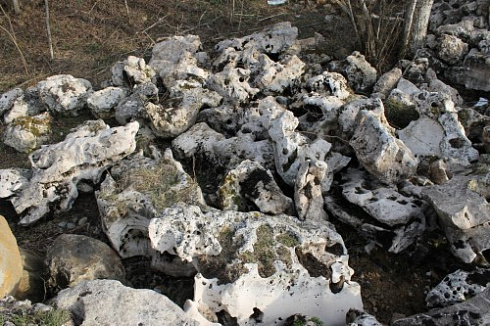 Kamenclub.ru: Выветренный известняк (степной) фр. 500-1500 мм.  купить в Ростове-на-Дону    10000 руб/т   фото КАМЕНЬ КЛУБ