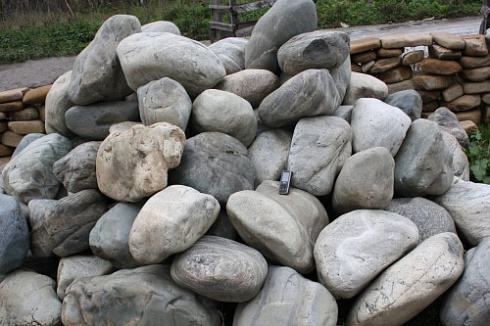 Kamenclub.ru: Речной валун Кабанчик фр.300-500 мм.  купить в Ростове-на-Дону крупный природный камень галька серый, темно-серый речной валун галечник масштабный 7000 руб/т   фото КАМЕНЬ КЛУБ