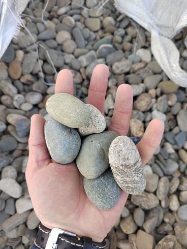 Kamenclub.ru: Галька речная окат (пестрая) фр. 20-40 мм. купить  в Ростове-на-Дону галька речная пестрая, серая, серые оттенки галька речная окатанная округлая 5000 руб/т   фото КАМЕНЬ КЛУБ