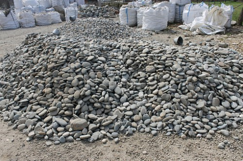 Kamenclub.ru: Галька речная плоская (ассорти) фр. 70-150 мм. купить  в Ростове-на-Дону галька галечник серый белый темно-серый синий светло-серый плоская природная галька  9000 руб/т   фото КАМЕНЬ КЛУБ