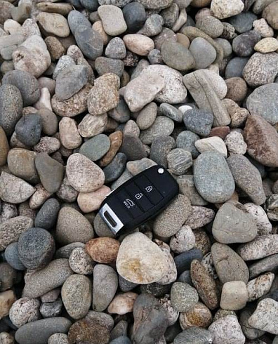 Kamenclub.ru: Галька горная речная окат (цветная) фр. 20-40 мм. купить  в Ростове-на-Дону галька речная серый синий бежевый белый окатанная речная галька ландшафтная 6800 руб/т   фото КАМЕНЬ КЛУБ