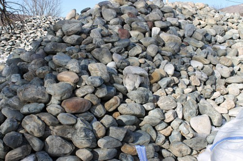 Kamenclub.ru: Ландшафтные валунчики фр.100-500 мм.  купить в Ростове-на-Дону крупный природный камень серый, темно-серый, светло-серый речной валун крупный 4800 руб/т   фото КАМЕНЬ КЛУБ