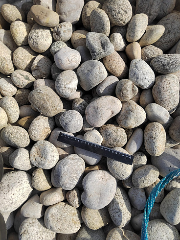 Kamenclub.ru: Галька речная окат (серо-белая) фр. 70-120 мм купить  в Ростове-на-Дону галька галечник бело-серая, серо-белая, серая, белая речная природная галька  8000 руб/т   фото КАМЕНЬ КЛУБ