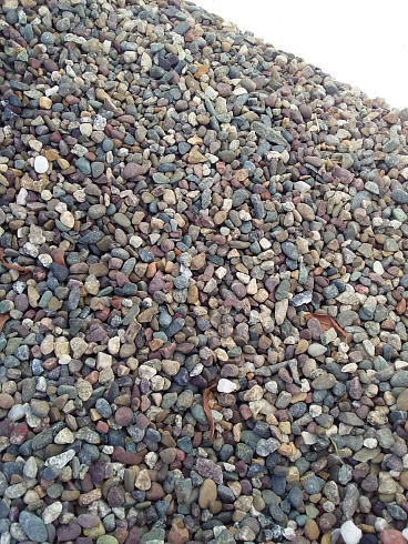 Kamenclub.ru: Галька речная окат цветная фр.5-10 мм. купить  в Ростове-на-Дону галька речная белый, серый, красноватый, синий, темно-серый речная окатанная галька декоративная 6800 руб/т   фото КАМЕНЬ КЛУБ