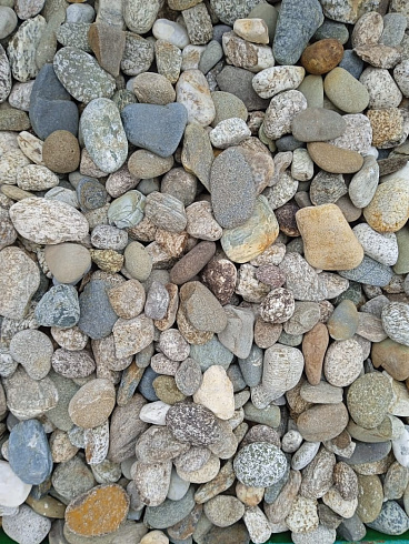 Kamenclub.ru: Галька горная речная окат (цветная) фр. 20-40 мм. купить  в Ростове-на-Дону галька речная серый синий бежевый белый окатанная речная галька ландшафтная 6800 руб/т   фото КАМЕНЬ КЛУБ