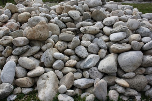 Kamenclub.ru: Бело-серый валунчик фр.100-300 мм.  купить в Ростове-на-Дону крупный камень для ландшафта серый, белый бело-серый валун крупная галька 4500 руб/т   фото КАМЕНЬ КЛУБ