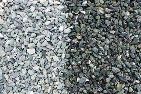 Kamenclub.ru: Мраморная крошка (щебень галтованный микс:зеленый-черный) фр.10-20 мм.  купить в Ростове-на-Дону мрамор зеленый, черный декоративные ландшафтные окатанные округлые камни щебня 14500 руб/т   фото КАМЕНЬ КЛУБ