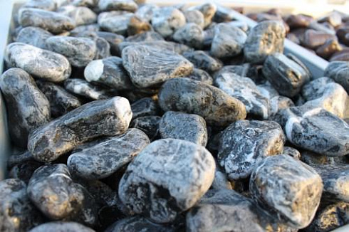 Kamenclub.ru: Щебень галтованный черный (мрамор) фр.20-40 мм.  купить в Ростове-на-Дону мрамор черный с белыми прожилками мрамор окатанный округлый 15000 руб/т   фото КАМЕНЬ КЛУБ