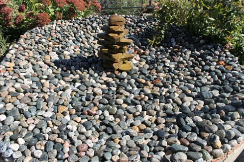 Kamenclub.ru: Галька окат (цветная картошка) фр. 50-100 мм. купить  в Ростове-на-Дону галька природная окатанная серый белый цветной синий темно-серый коричневый округлый галечник окатанный 6800 руб/т   фото КАМЕНЬ КЛУБ