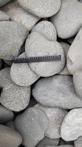 Kamenclub.ru: Галька речная плоская (темно-серая) фр. 70-150 мм. купить  в Ростове-на-Дону галечник природный темно-серый серый синий речная плоская природная окатанная  9000 руб/т   фото КАМЕНЬ КЛУБ