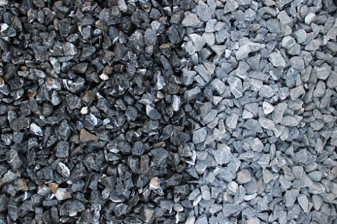 Kamenclub.ru: Щебень крошка черный (мрамор) фр. 10-20 мм.  купить в Ростове-на-Дону мрамор черный с белыми прожилками, черный, белый каменная ландшафтная декоративная крошка щебня 11000 руб/т   фото КАМЕНЬ КЛУБ