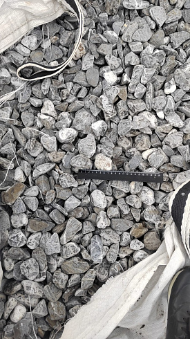 Kamenclub.ru: Щебень галтованный черный (мрамор) фр.40-70 мм.  купить в Ростове-на-Дону мрамор черный с белыми прожилками, черный, белый щебень галтованный округлый 13500 руб/т   фото КАМЕНЬ КЛУБ