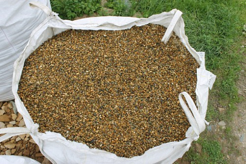 Kamenclub.ru: Галька окат (серо-желтая) фр.10-20 мм. купить  в Ростове-на-Дону галька серо-желтая, рыжая, серый речная окатанная округлая галька 5000 руб/т   фото КАМЕНЬ КЛУБ